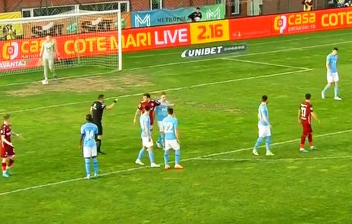 Meciul dintre FC Voluntari și CFR Cluj a început cu o serie de faze controversate, un penalty dictat pentru „feroviari” în minutul 2, transformat inițial de Ciprian Deac, apoi repetat și ratat.