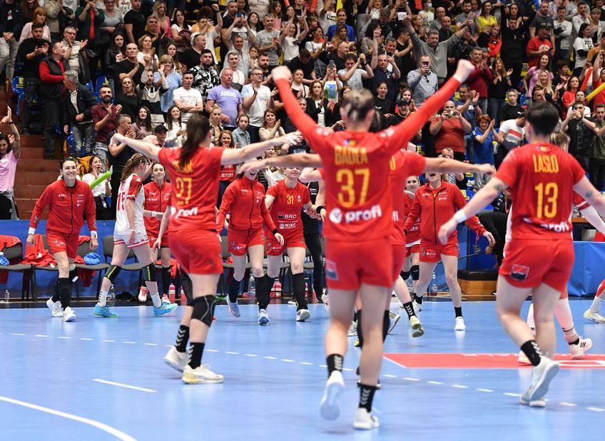 România a învins Austria, scor 38-29, și s-a calificat la Campionatul European de handbal feminin din acest an. Selecționerul Adi Vasile și sportivele „tricolore” au mulțumit publicului de la Vâlcea.