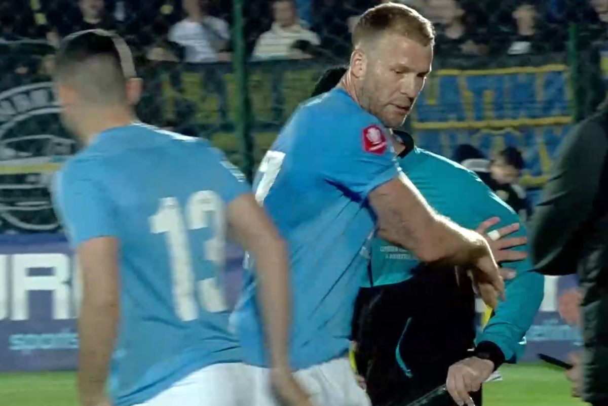 Eliminat după ce a împins arbitrul! 2 galbene în 2 minute în Superligă