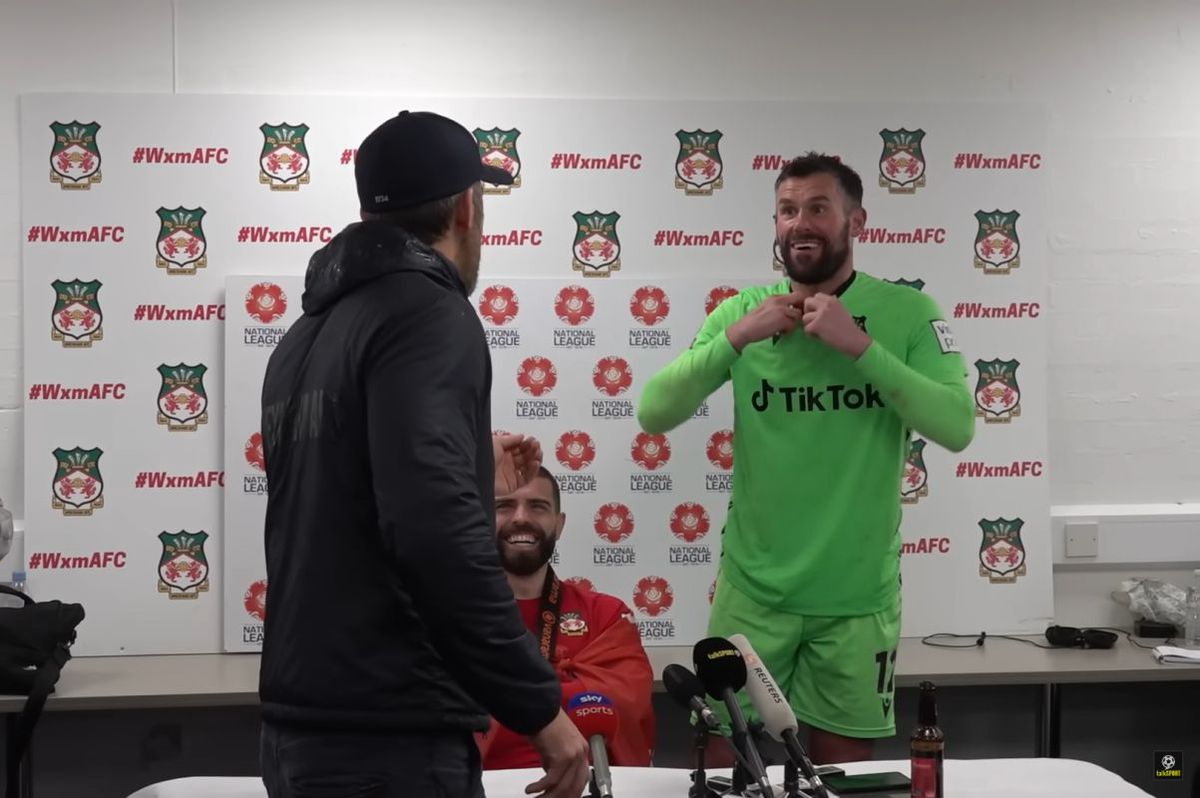 Ryan Reynolds, moment spectaculos la conferința de presă de după meci: „Dați-mi tricourile voastre!”