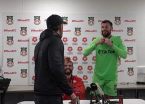 Ryan Reynolds, moment spectaculos la confeința de presă de după meci » Nu a plecat cu mâna goală acasă: „Dă-mi tricoul tău”