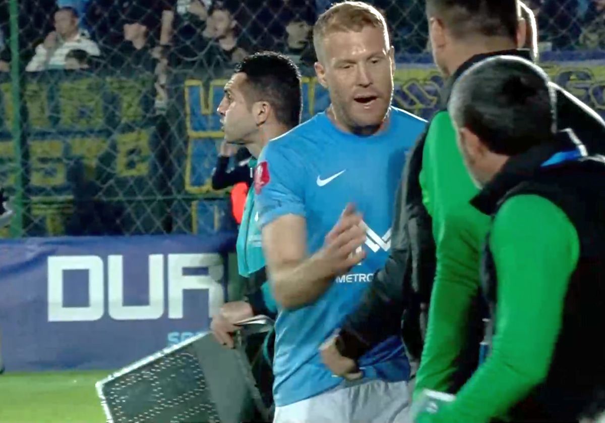 Eliminat după ce a împins arbitrul! 2 galbene în 2 minute în Superligă