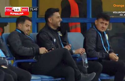 Gafă colosală în U Cluj - Mioveni » Dică a început să râdă pe bancă