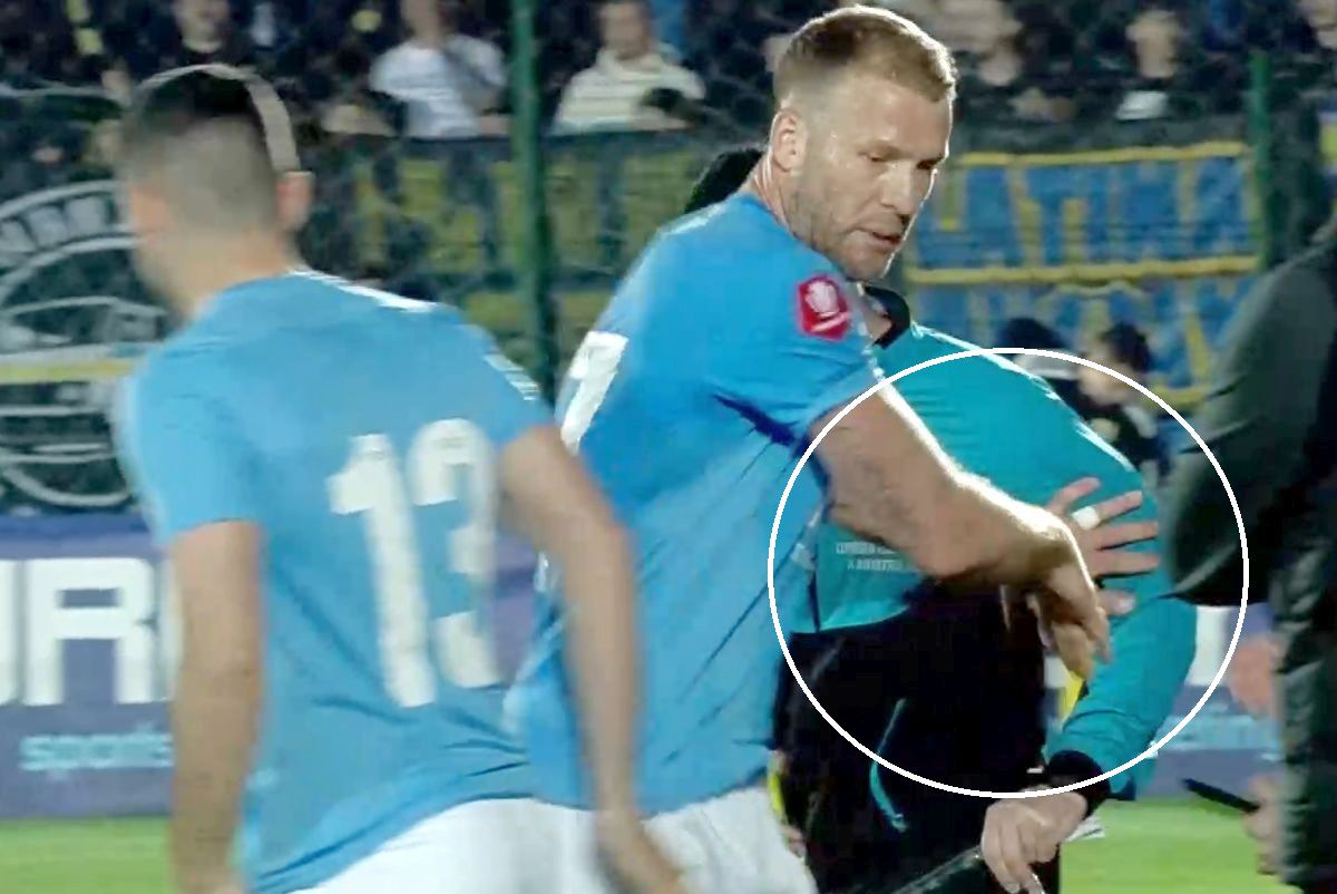 Eliminat după ce a împins arbitrul! 2 galbene în 2 minute în Superligă