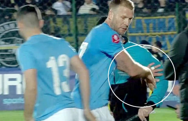 Eliminat după ce a împins arbitrul! 2 galbene în 2 minute în Superligă
