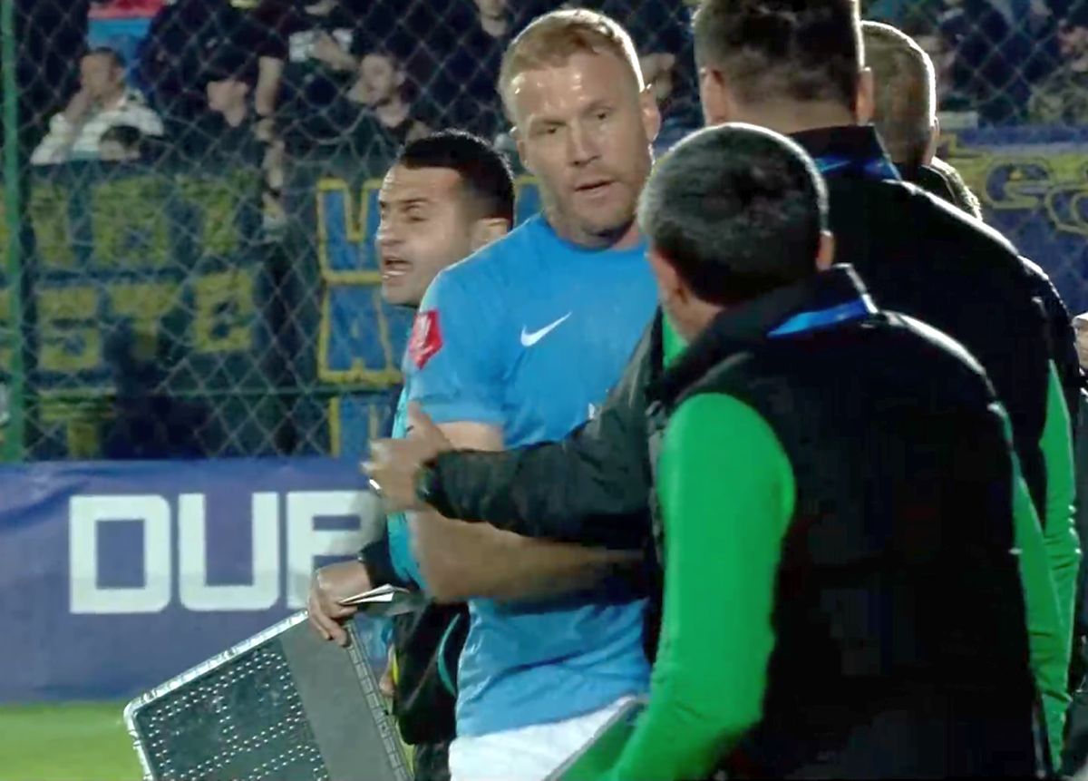Eliminat după ce a împins arbitrul! 2 galbene în 2 minute în Superligă