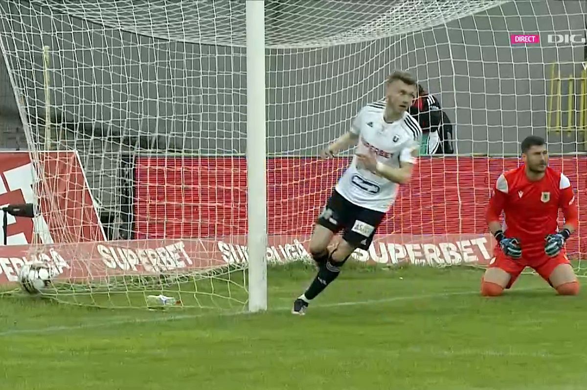 Gafă colosală în U Cluj - Mioveni » Dică a început să râdă pe bancă