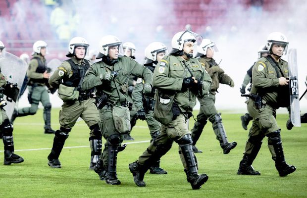 Haos la Atena, în derbyul Olympiakos - AEK 1-3. Ultrașii gazdelor au intrat pe teren și au aruncat cu scaune, petarde și fumigene