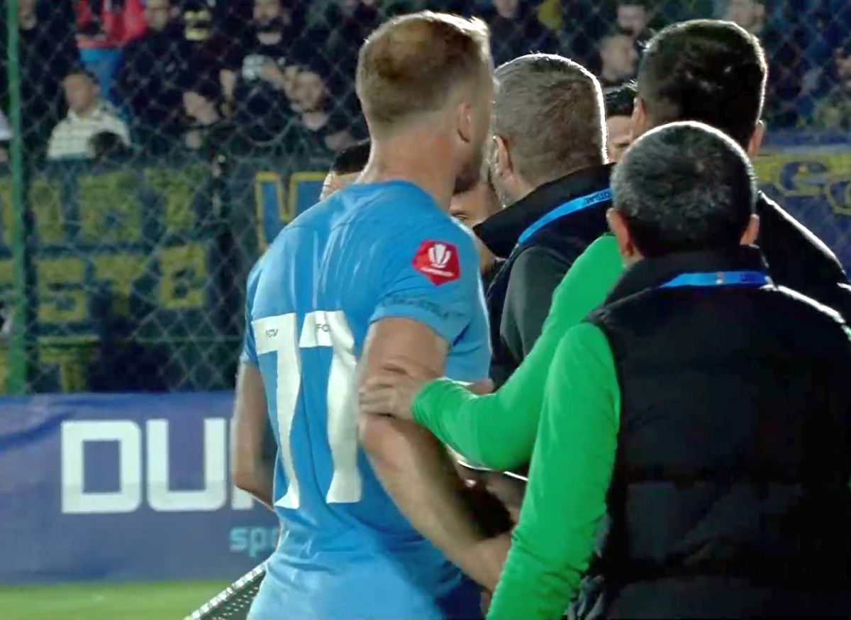 Eliminat după ce a împins arbitrul! 2 galbene în 2 minute în Superligă
