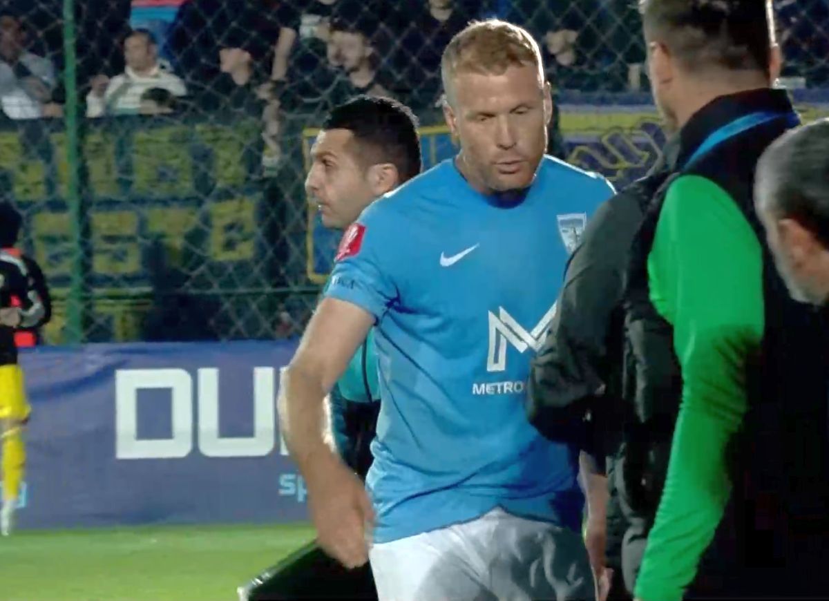 Eliminat după ce a împins arbitrul! 2 galbene în 2 minute în Superligă