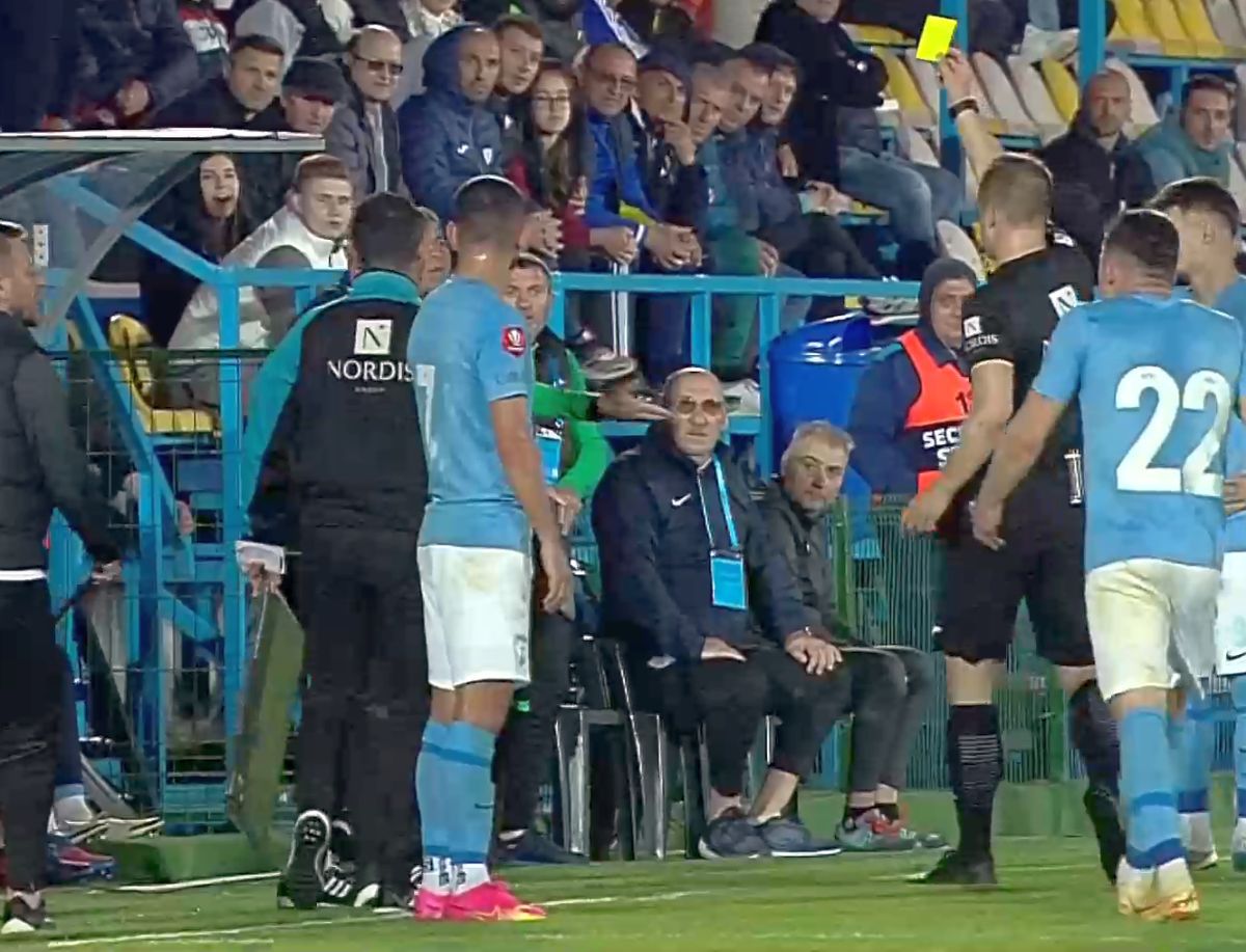 Eliminat după ce a împins arbitrul! 2 galbene în 2 minute în Superligă