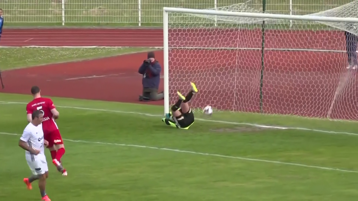 Emmanuel Macron a jucat un meci de fotbal în scop caritabil! Ce supervedete au evoluat