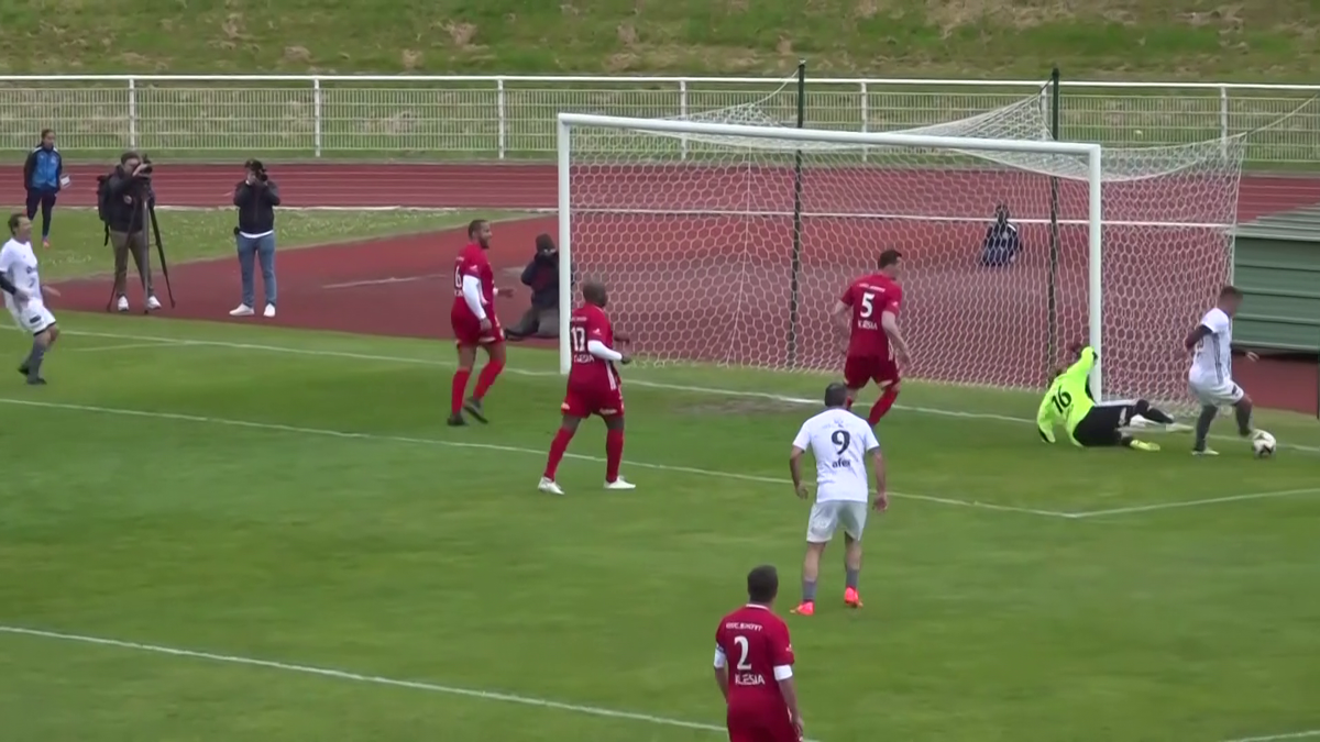 Emmanuel Macron a jucat un meci de fotbal în scop caritabil! Ce supervedete au evoluat