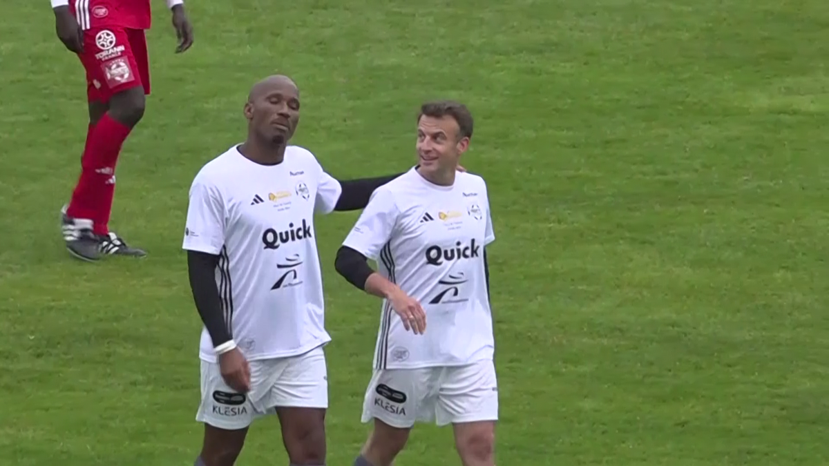 Emmanuel Macron a jucat un meci de fotbal în scop caritabil! Ce supervedete au evoluat