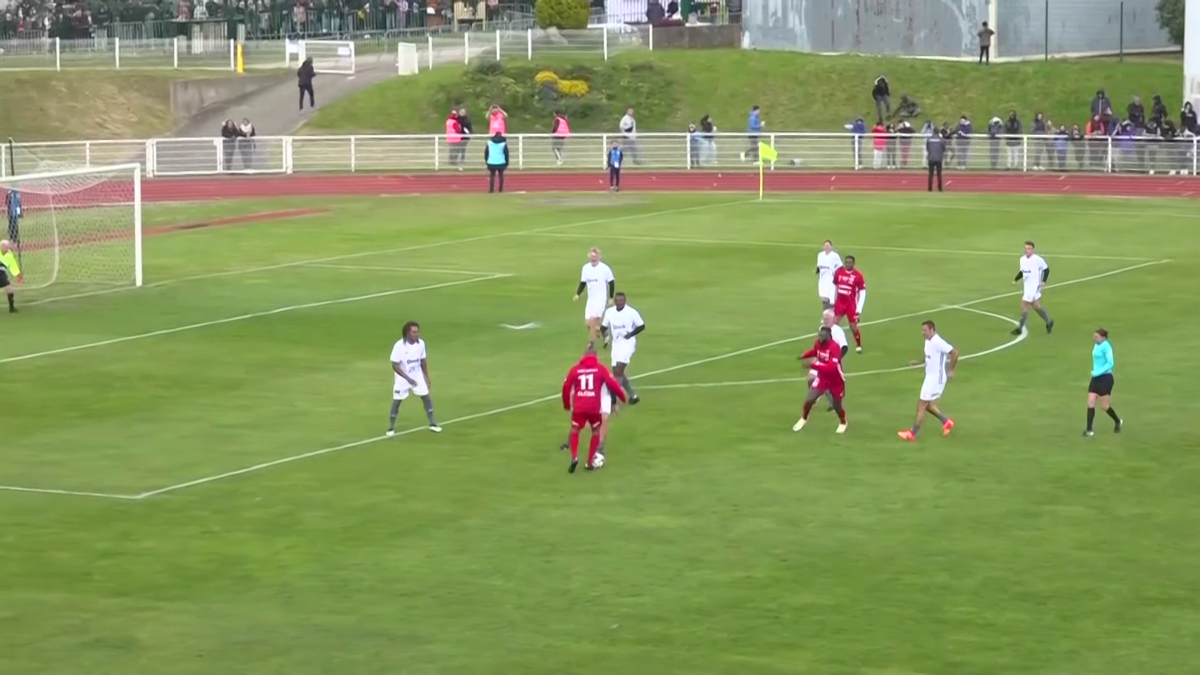 Emmanuel Macron a jucat un meci de fotbal în scop caritabil! Ce supervedete au evoluat