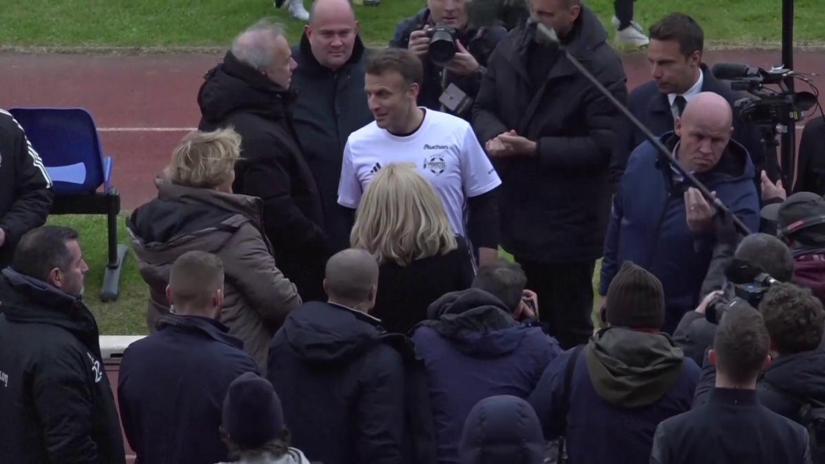 Emmanuel Macron a jucat un meci de fotbal în scop caritabil! Ce supervedete au evoluat