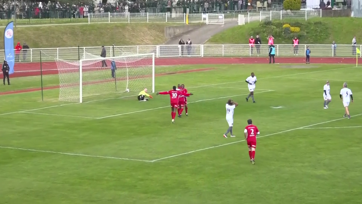 Emmanuel Macron a jucat un meci de fotbal în scop caritabil! Ce supervedete au evoluat