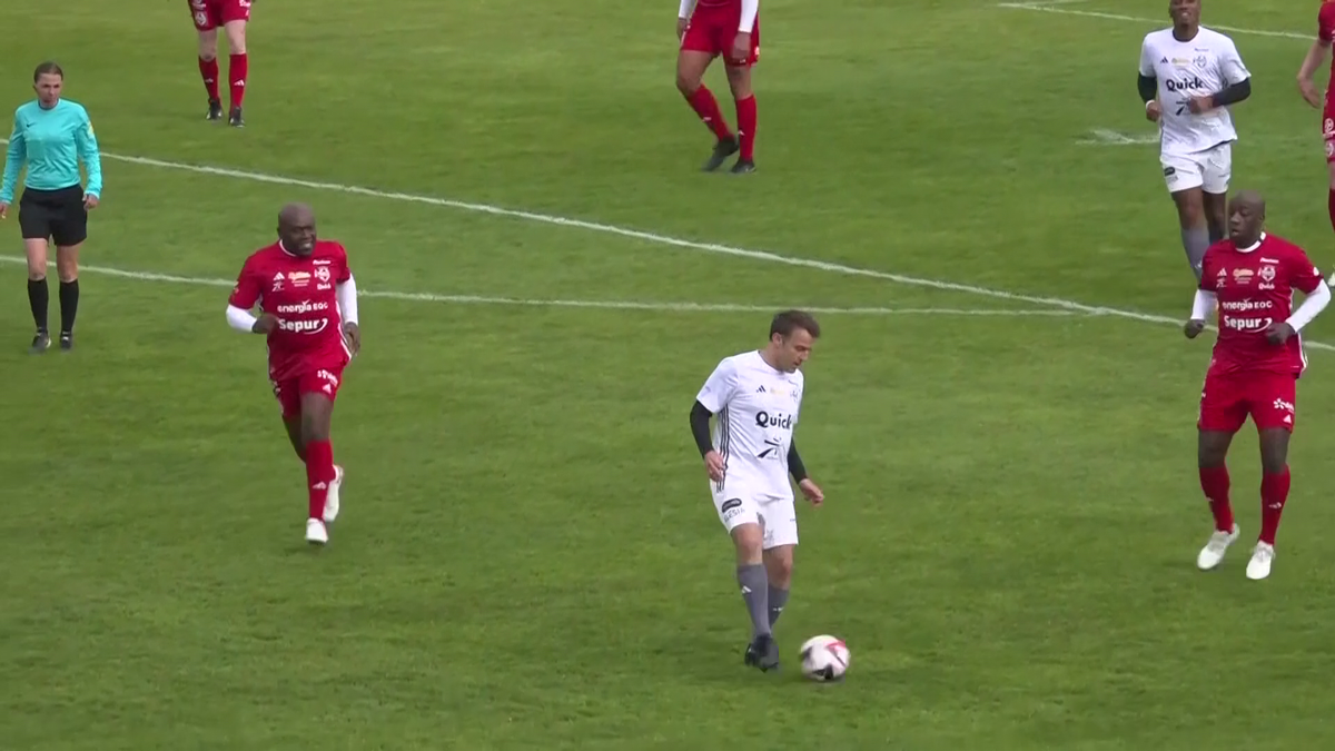 Emmanuel Macron a jucat un meci de fotbal în scop caritabil! Ce supervedete au evoluat