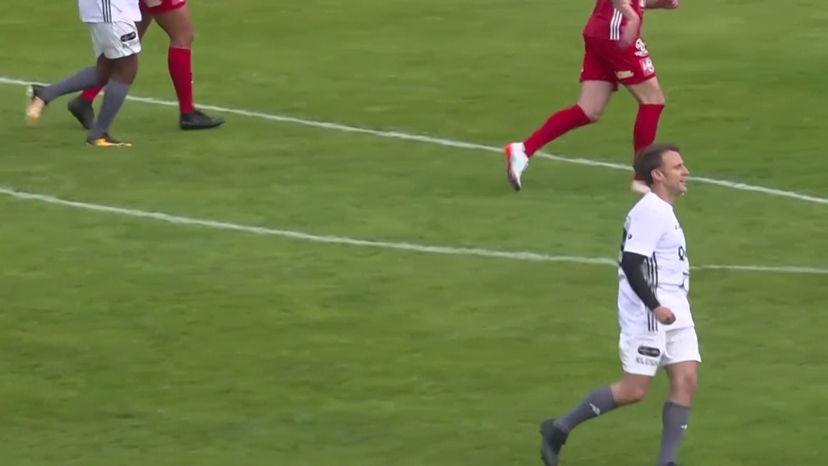 Emmanuel Macron a jucat un meci de fotbal în scop caritabil