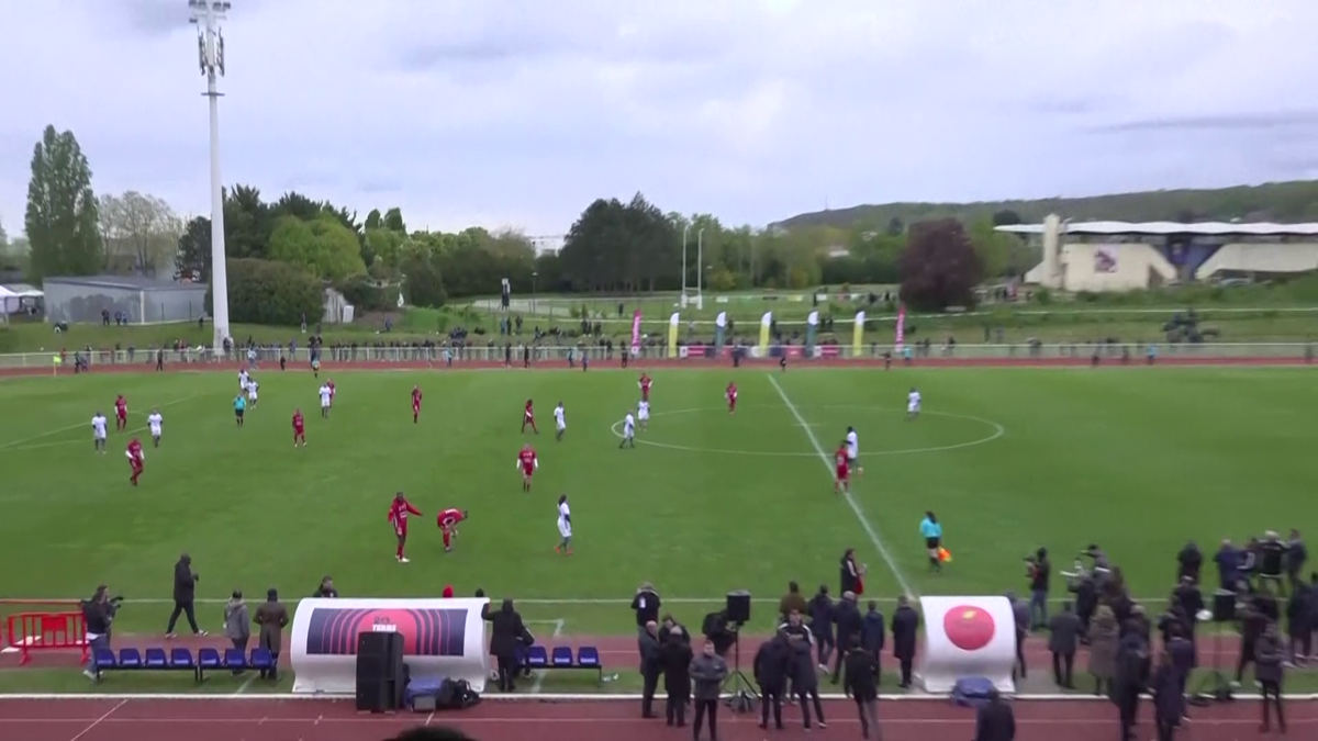 Emmanuel Macron a jucat un meci de fotbal în scop caritabil! Ce supervedete au evoluat