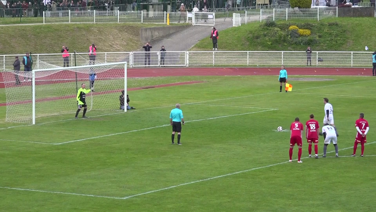 Emmanuel Macron a jucat un meci de fotbal în scop caritabil! Ce supervedete au evoluat