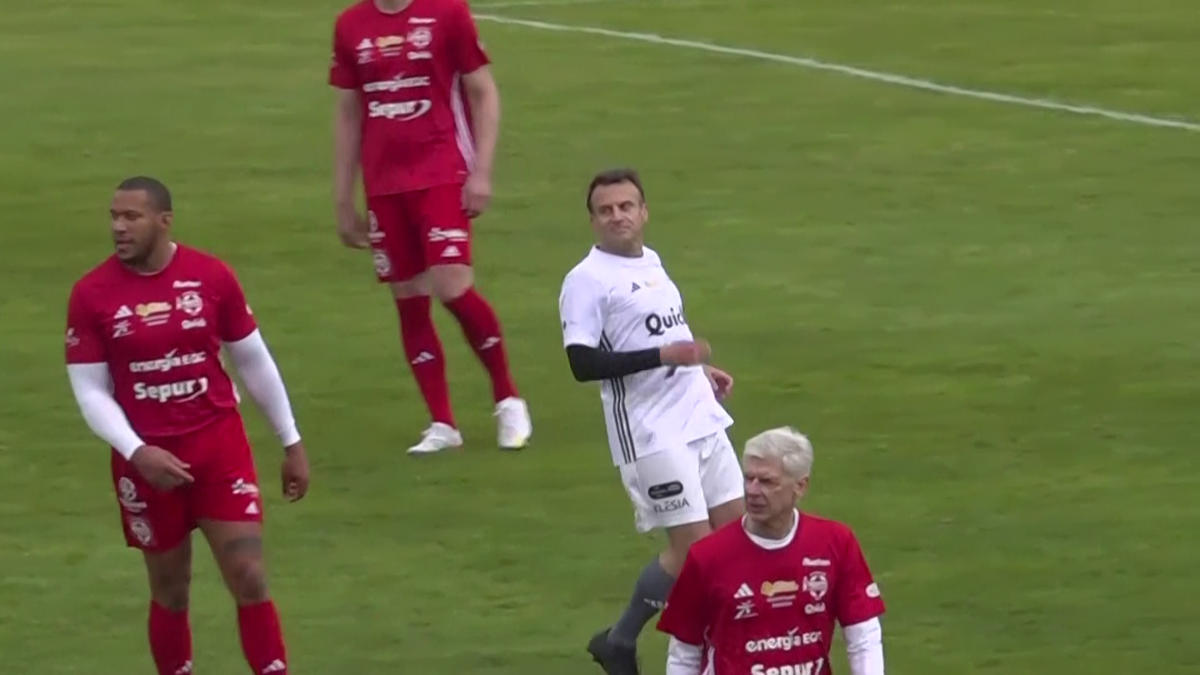 Emmanuel Macron a jucat un meci de fotbal în scop caritabil! Ce supervedete au evoluat