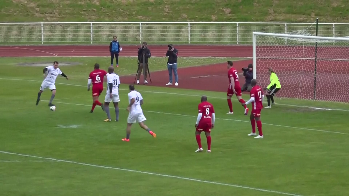 Emmanuel Macron a jucat un meci de fotbal în scop caritabil! Ce supervedete au evoluat