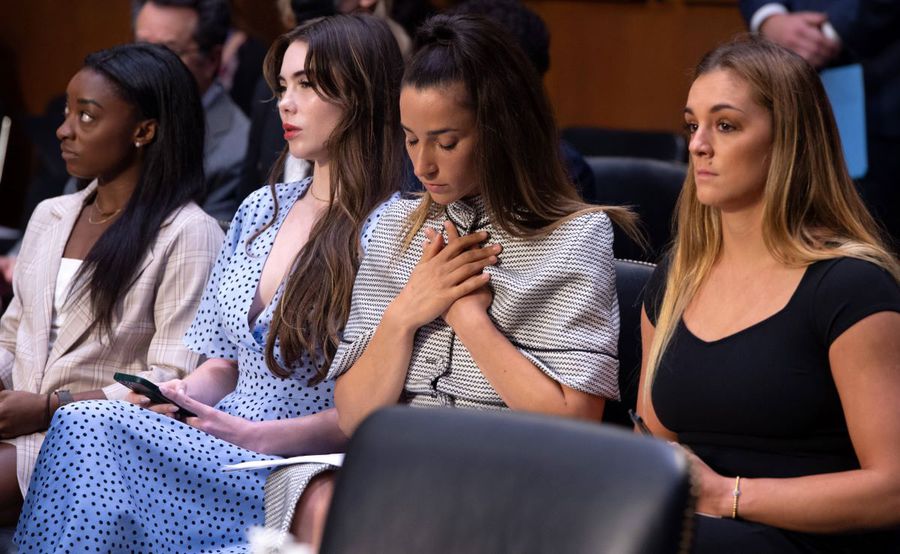 Simone Biles, McKayla Maroney, Aly Raisman și Maggie Nichols la procesul împotriva doctorului Larry Nassar Foto: Imago În copilărie, a fost victima abuzurilor sexuale ale propriului antrenor, acum este star în UFC » Povestea care l-a lăsat fără cuvinte pe Novak Djokovic