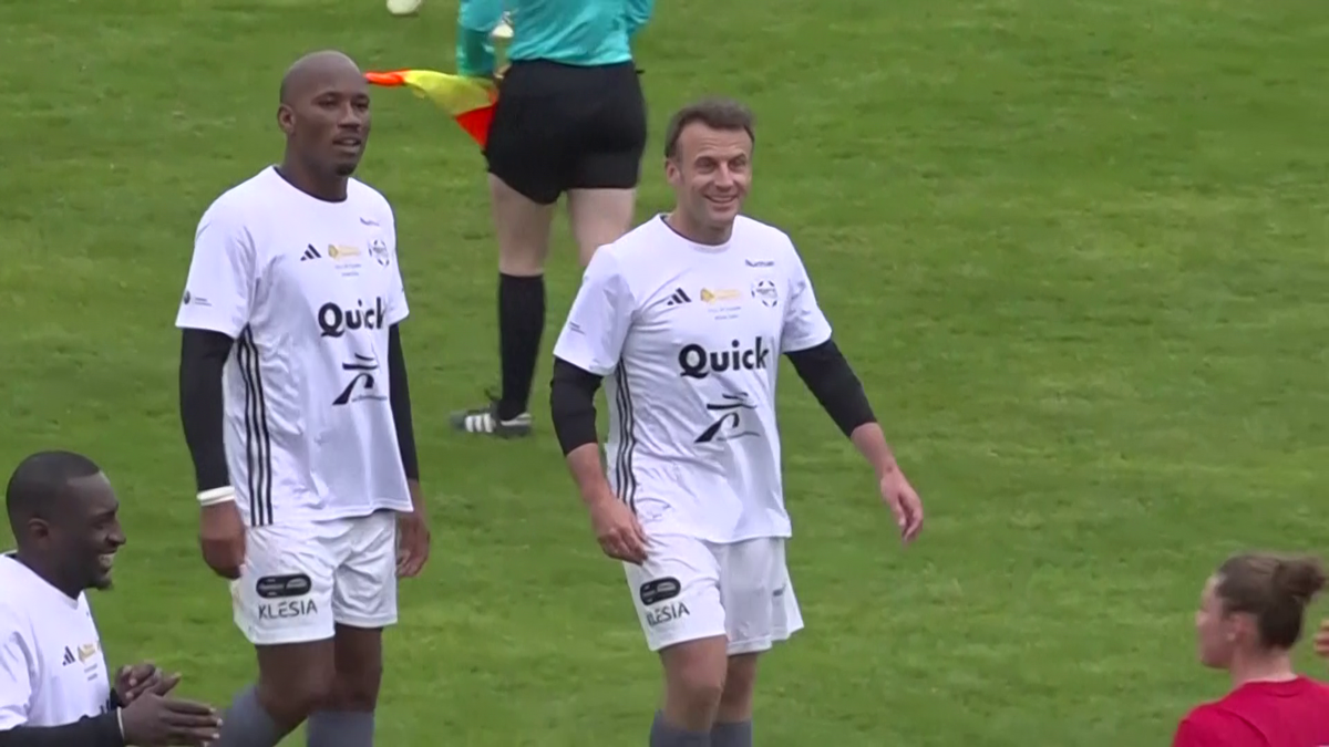 Emmanuel Macron a jucat un meci de fotbal în scop caritabil! Ce supervedete au evoluat