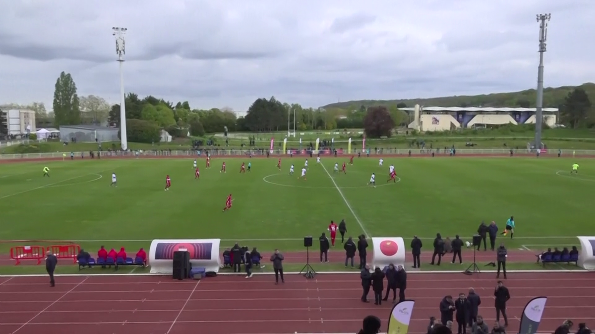 Emmanuel Macron a jucat un meci de fotbal în scop caritabil! Ce supervedete au evoluat