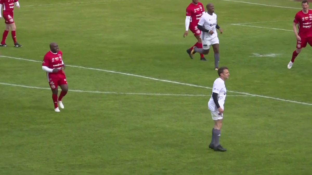 Emmanuel Macron a jucat un meci de fotbal în scop caritabil! Ce supervedete au evoluat