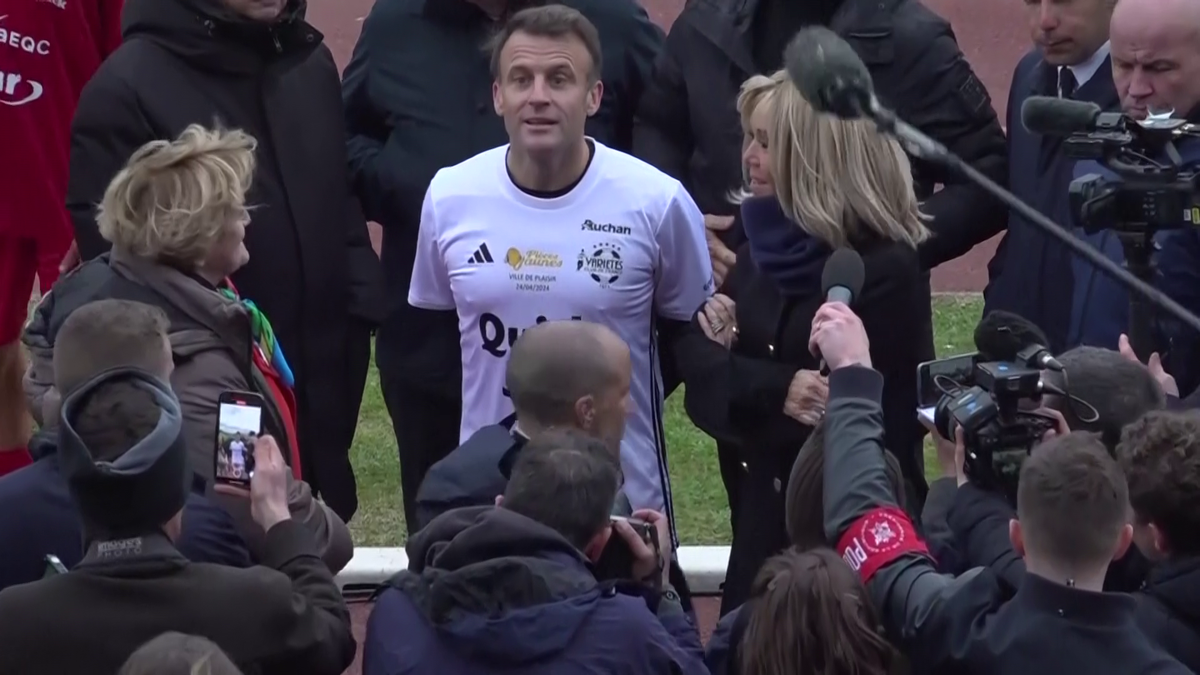 Emmanuel Macron a jucat un meci de fotbal în scop caritabil! Ce supervedete au evoluat
