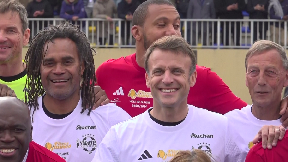 Emmanuel Macron a jucat un meci de fotbal în scop caritabil
