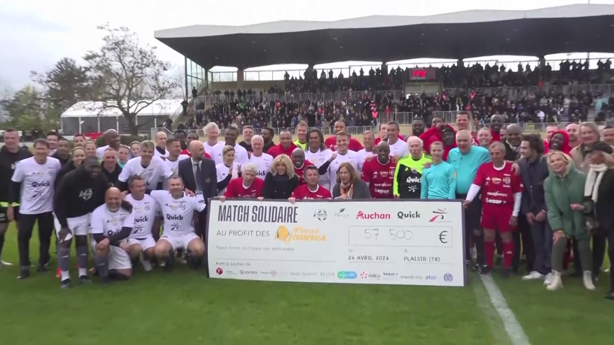 Emmanuel Macron a jucat un meci de fotbal în scop caritabil! Ce supervedete au evoluat