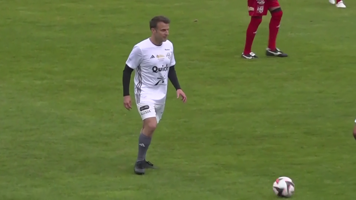 Emmanuel Macron a jucat un meci de fotbal în scop caritabil! Ce supervedete au evoluat