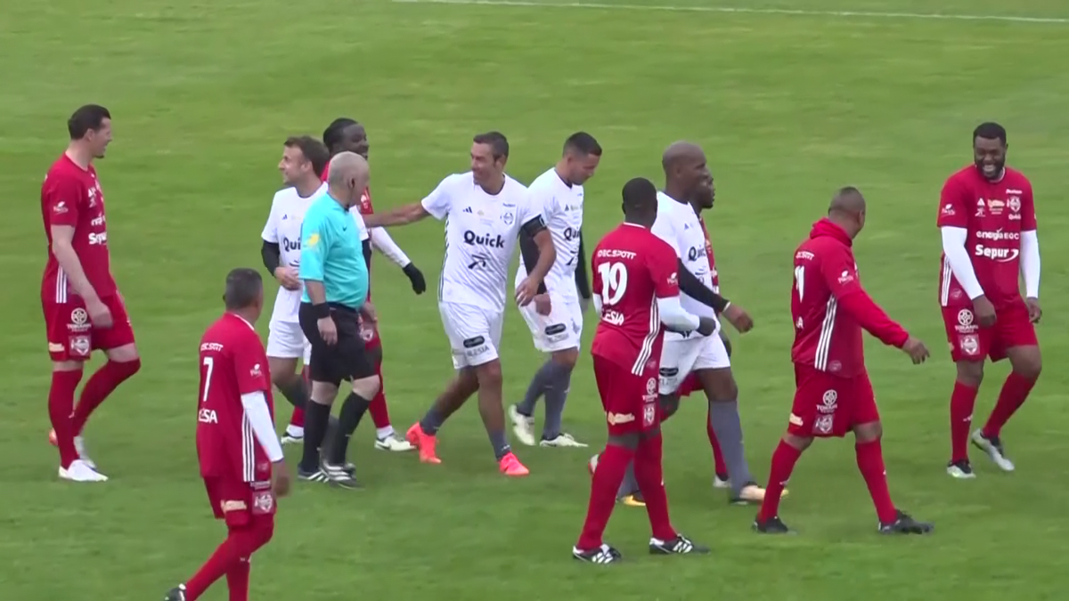 Emmanuel Macron a jucat un meci de fotbal în scop caritabil! Ce supervedete au evoluat