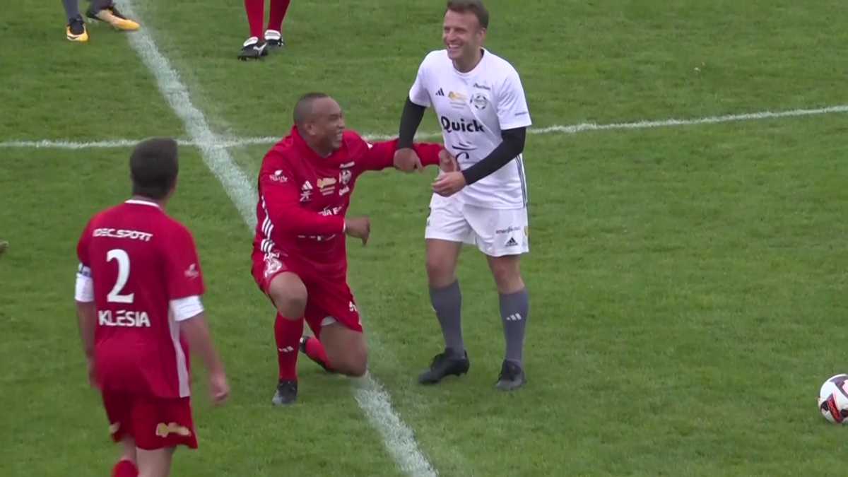 Emmanuel Macron a jucat un meci de fotbal în scop caritabil! Ce supervedete au evoluat