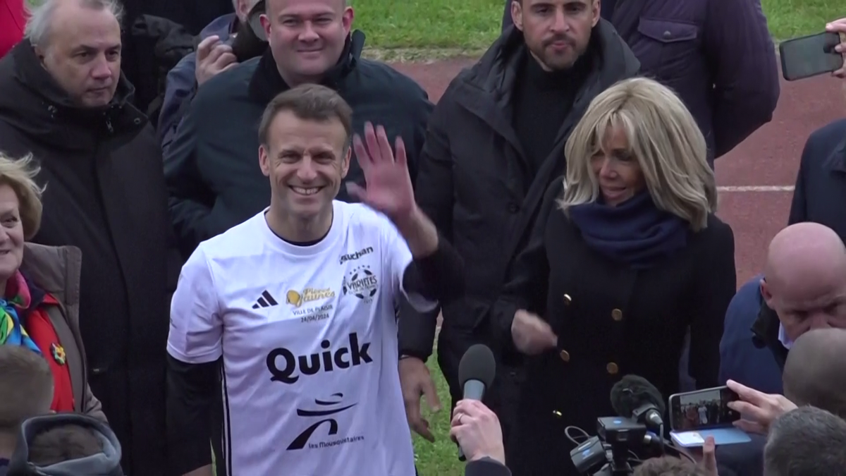 Emmanuel Macron a jucat un meci de fotbal în scop caritabil! Ce supervedete au evoluat