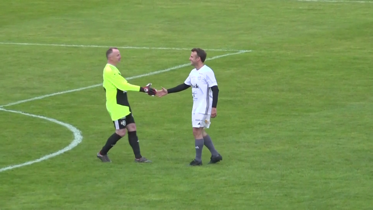 Emmanuel Macron a jucat un meci de fotbal în scop caritabil! Ce supervedete au evoluat