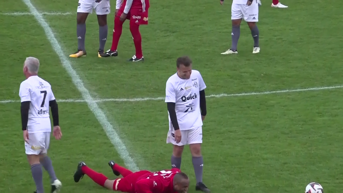 Emmanuel Macron a jucat un meci de fotbal în scop caritabil! Ce supervedete au evoluat