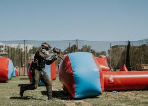 Cum poate ajuta jocul de paintball la construirea unor relații mai bune la locul de muncă?