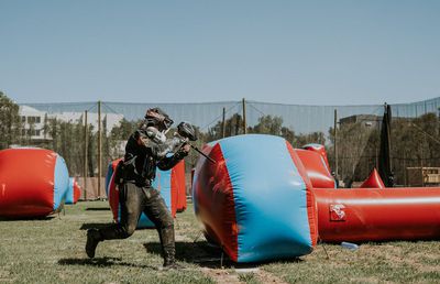 Cum poate ajuta jocul de paintball la construirea unor relații mai bune la locul de muncă?