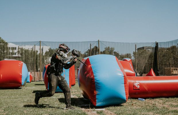 Cum poate ajuta jocul de paintball la construirea unor relații mai bune la locul de muncă?