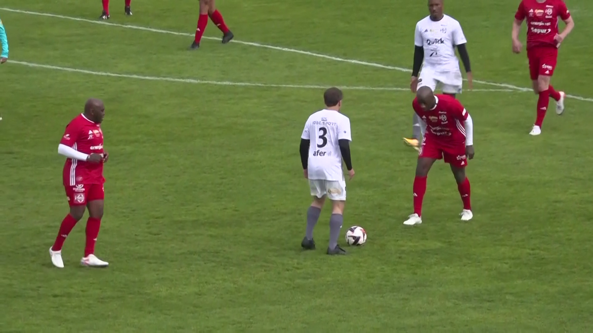 Emmanuel Macron a jucat un meci de fotbal în scop caritabil