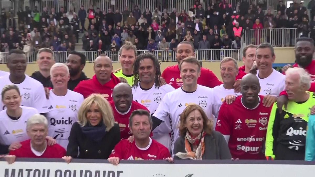Emmanuel Macron a jucat un meci de fotbal în scop caritabil! Ce supervedete au evoluat