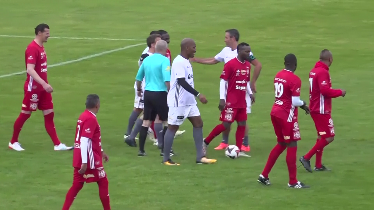 Emmanuel Macron a jucat un meci de fotbal în scop caritabil! Ce supervedete au evoluat