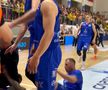 Bătaie în toată regula pe parchet! Baschetbalistul i-a aruncat pumni spectatorului