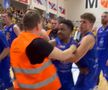 Bătaie în toată regula pe parchet! Baschetbalistul i-a aruncat pumni spectatorului