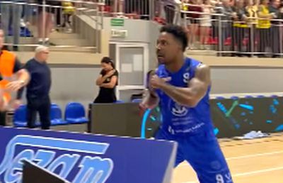 Bătaie în toată regula pe parchet! Baschetbalistul i-a aruncat pumni spectatorului