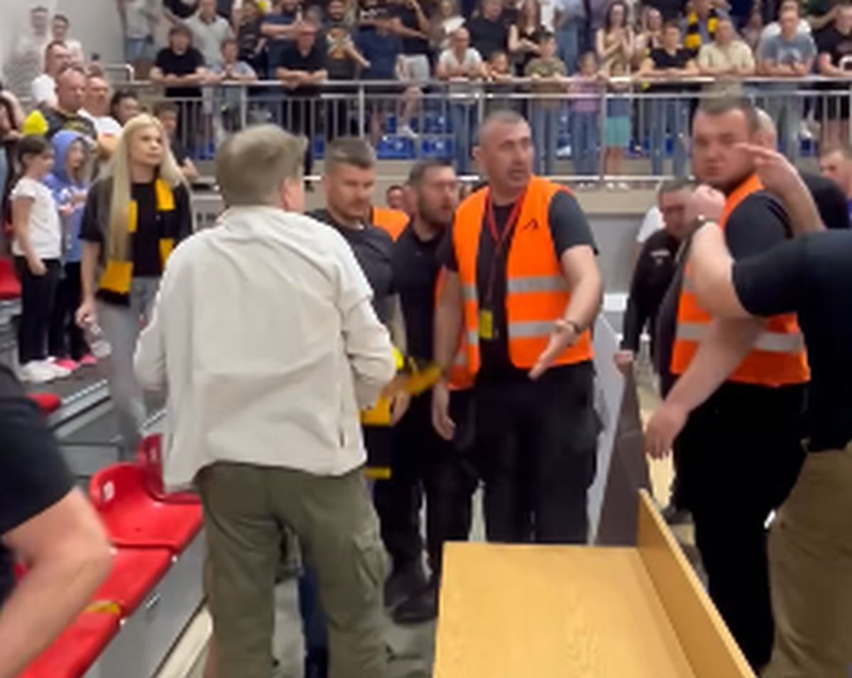 Bătaie în toată regula pe parchet! Baschetbalistul i-a aruncat pumni spectatorului